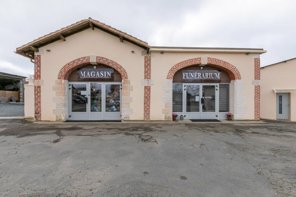 devant un magasin funeraire