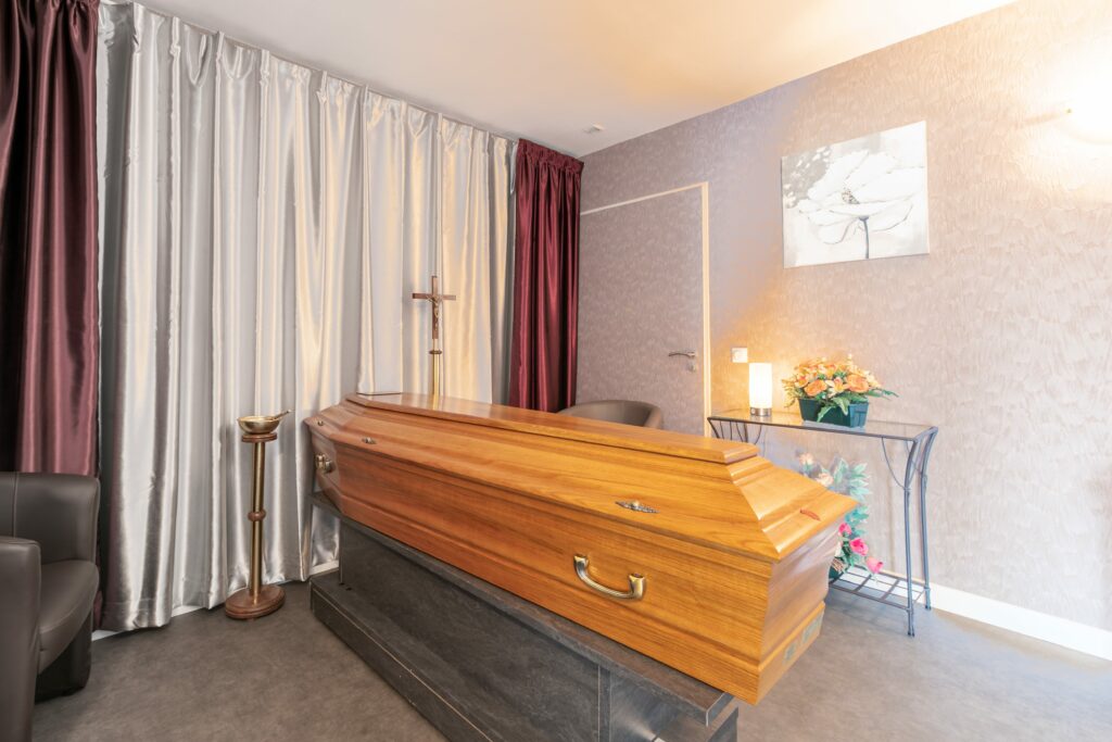 cercueil dans un salon funeraire