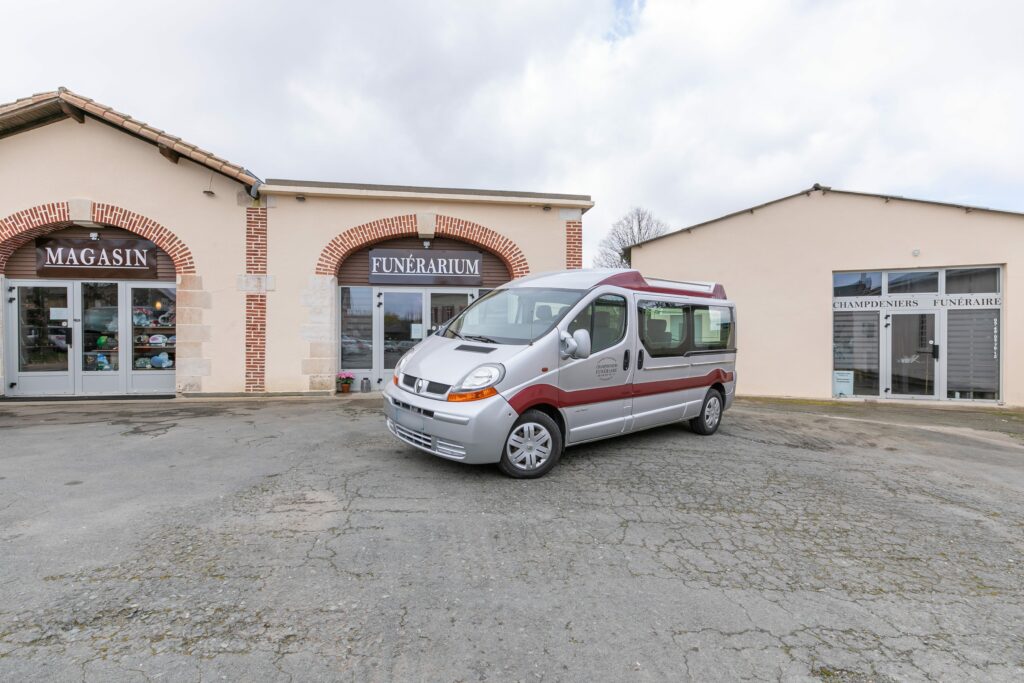 corbillard devant un magasin funeraire