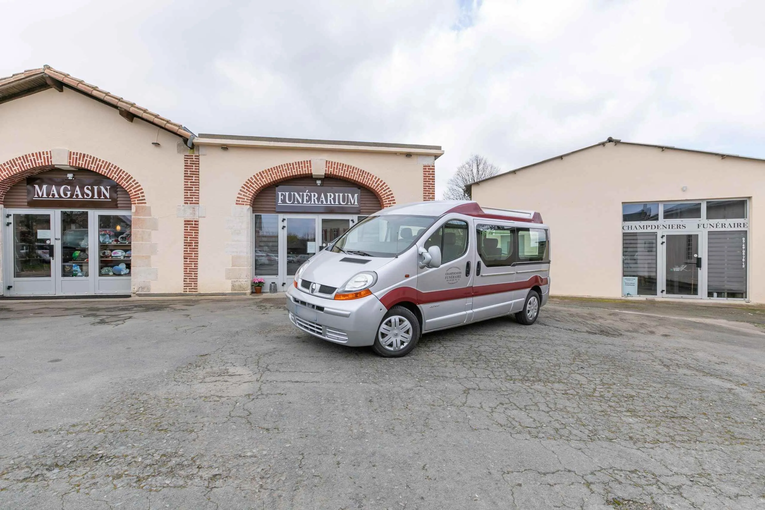 Bâtiment d'agence de pompes funèbres et funérarium avec véhicule de transport de corps